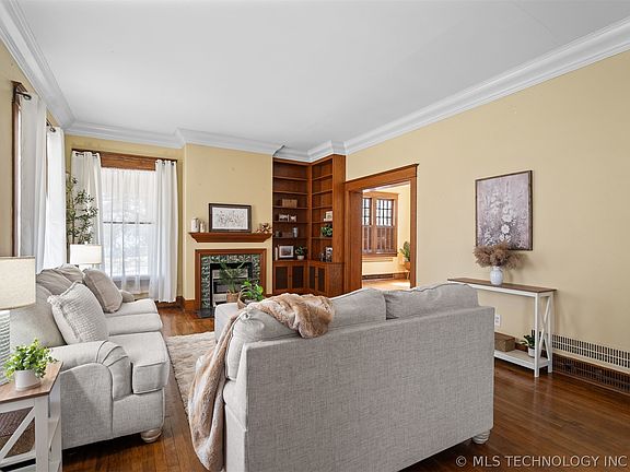 4th image of 1002 Stanley St SW