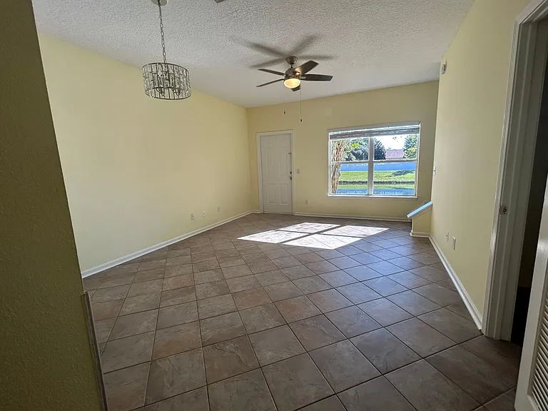 902 Southern Creek Dr — Photo 3