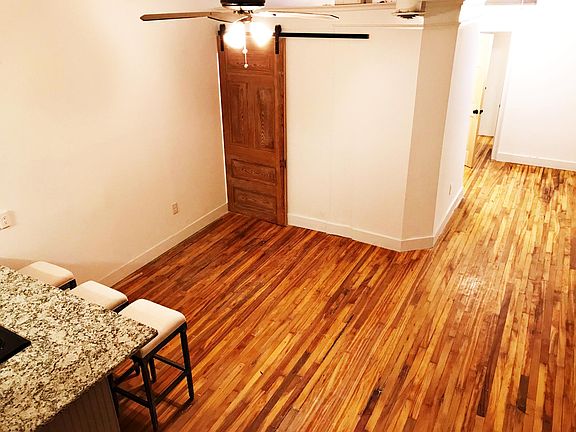 looking from kitchen to the walkin closet