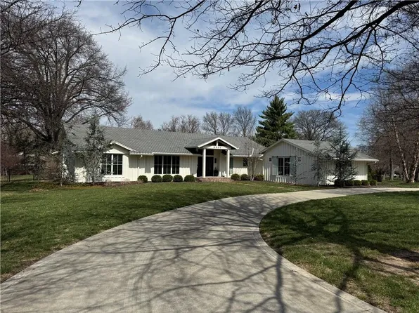 8600 Reinhardt Ln, Leawood, KS 66206