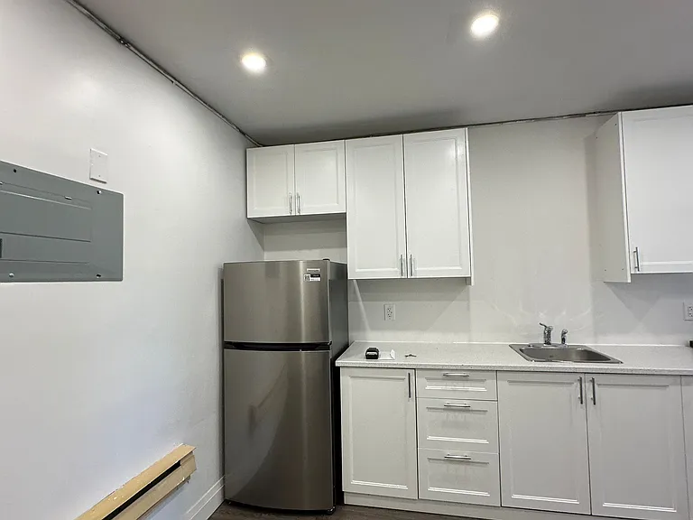 565 Yonge St #4 — Photo 6