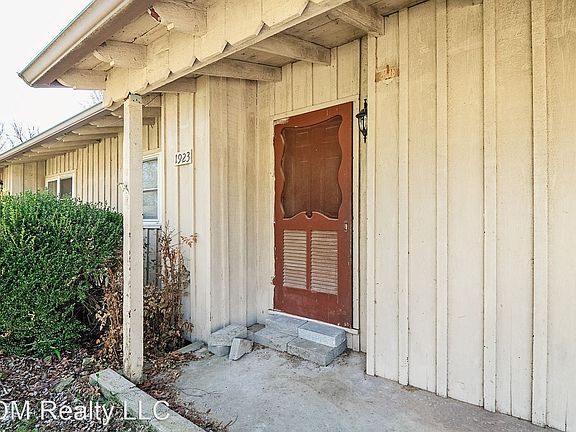 3rd image of 1925 W Lawson St
