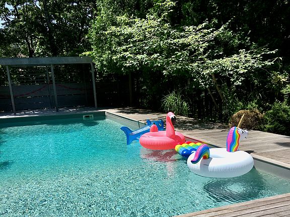 friends in pool