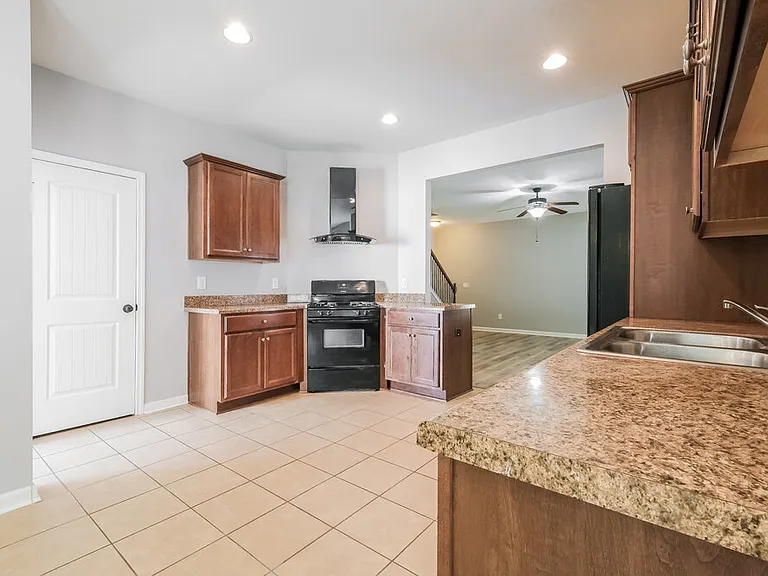 216 Jefferson Ave — Photo 8