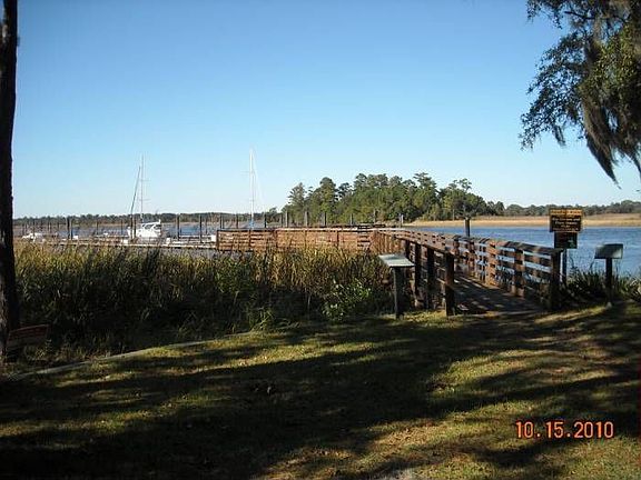 marina (walking distance)