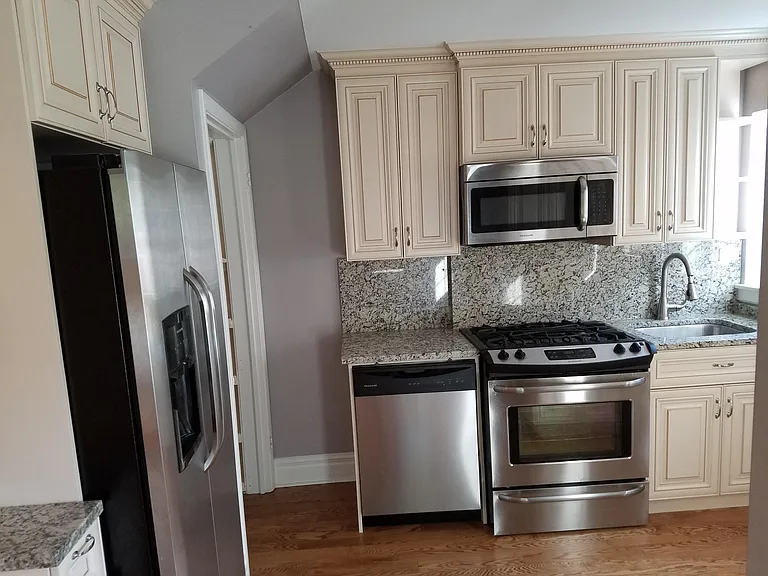 202 Green Bay Rd — Photo 3