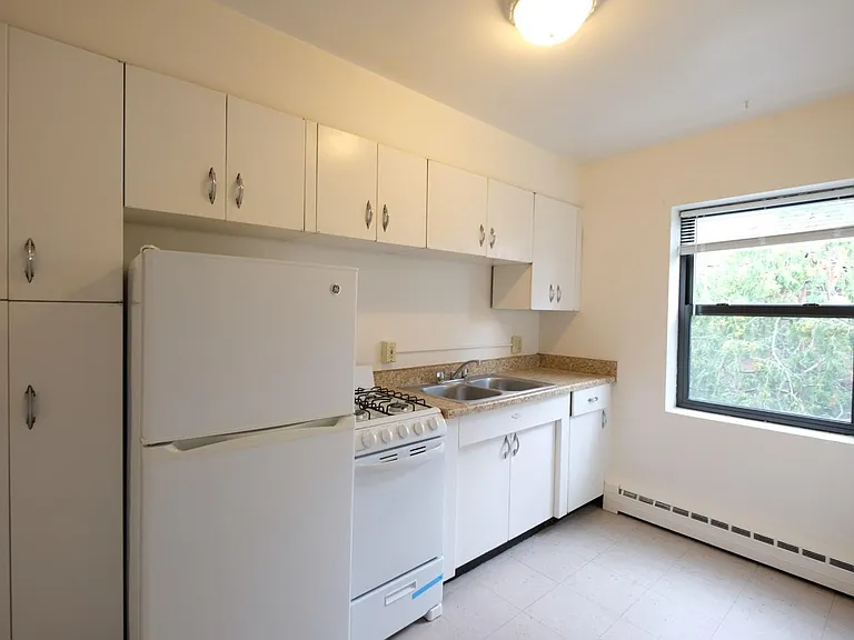 Laurel Terrace — Photo 19