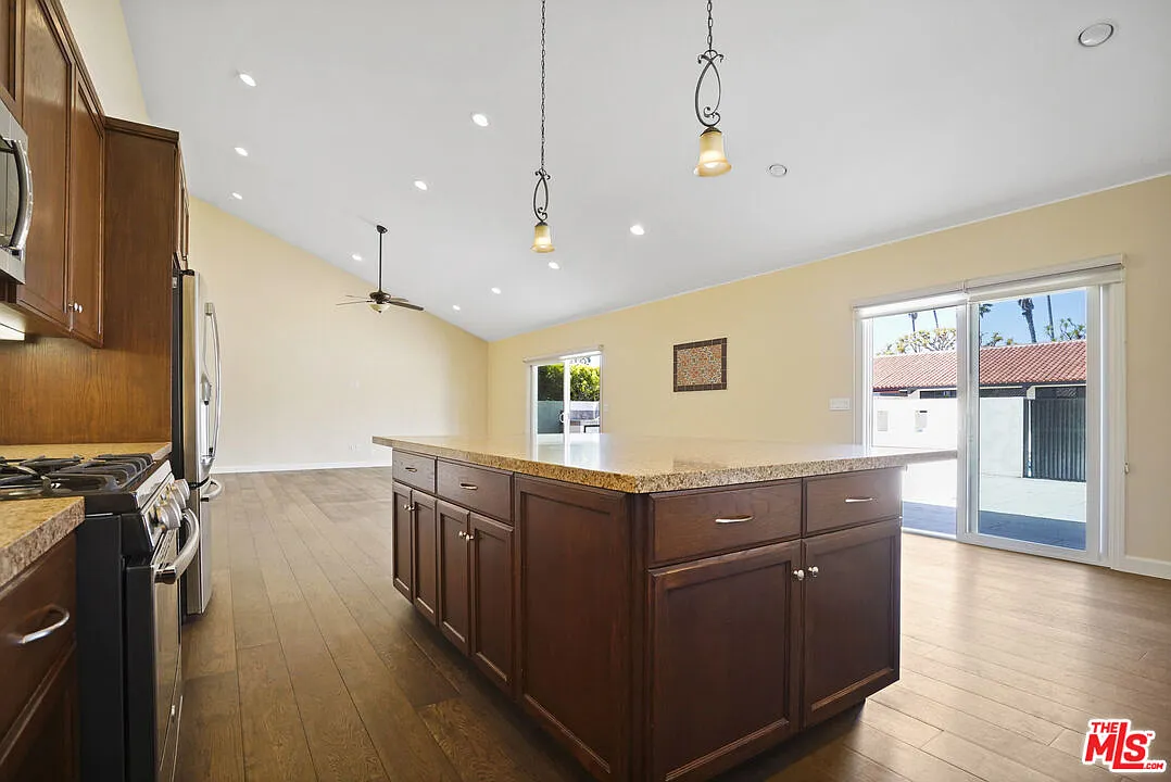 2 bed, 2.0 bath, $6,500 — Photo 4