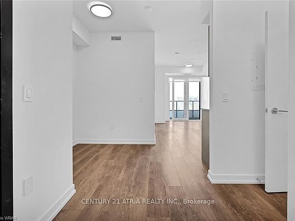 4th image of 5 Wellington St S #907