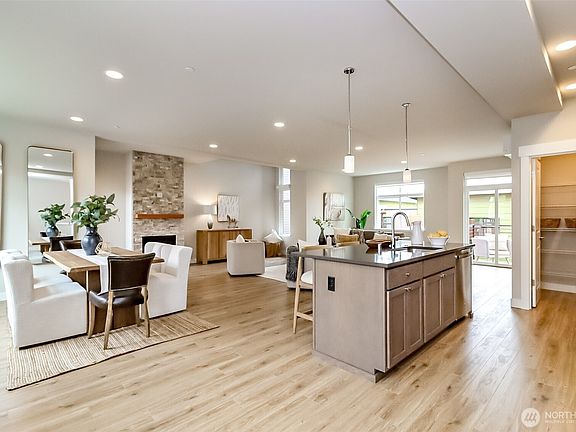 4th image of 16021 1st Avenue NE
