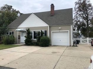 26 Snedecor Ave, Lindenhurst, NY 11757