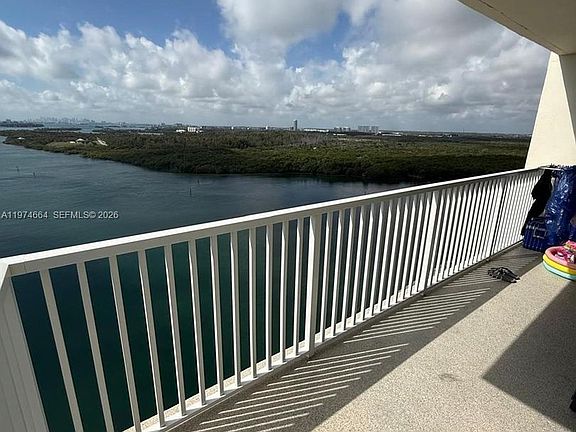 4th image of 300 Bayview Dr APT 2106