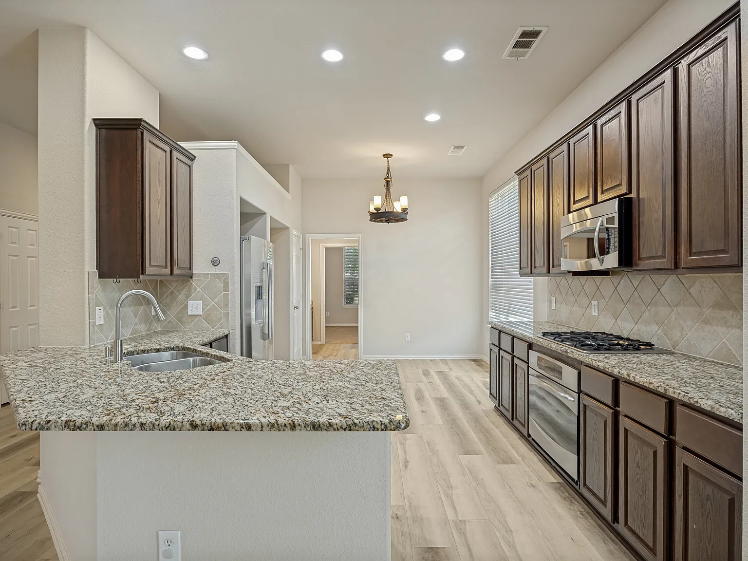 3 bed, 2216 sqft, $2,450 — Photo 3