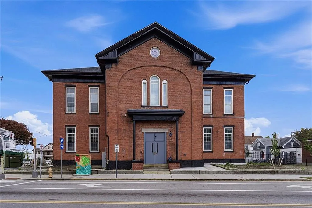 387 Broad St — Photo 1