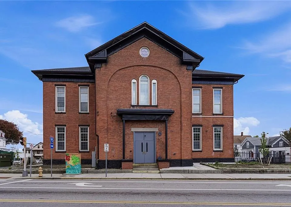 387 Broad St #2