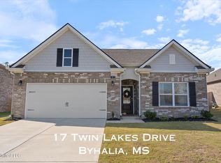 17 Twin Lakes Dr, Byhalia, MS 38611