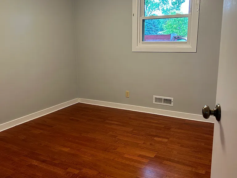 503 Ann Ct — Photo 2