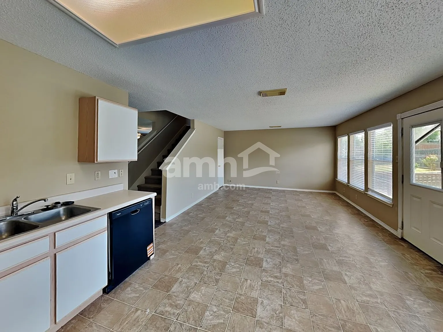 3 bed, 2.5 bath, 2340 sqft, $1,720 — Photo 4