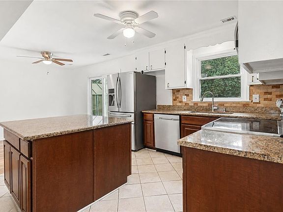 4th image of 33 Edgemont Dr