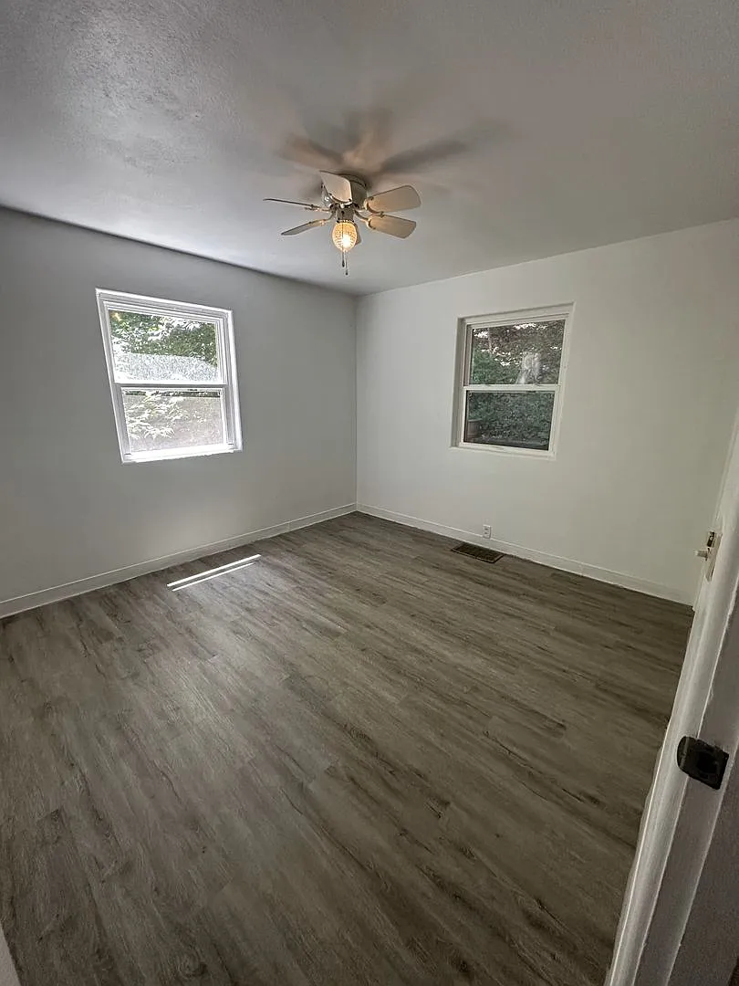 1512 E Gardner Ln — Photo 4
