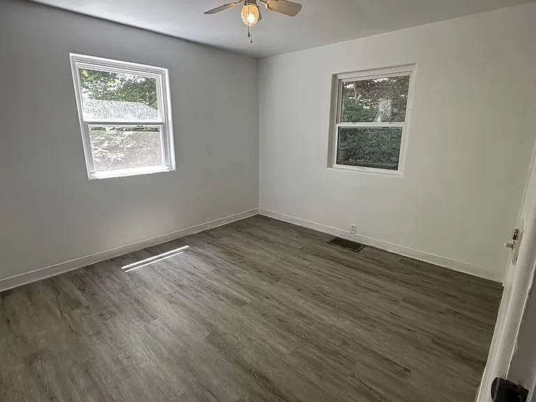 1512 E Gardner Ln — Photo 3