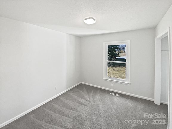 4th image of 506 Queens Gate Dr