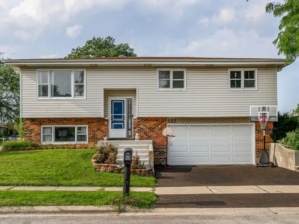 557 Delaware Trl, Carol Stream, IL 60188