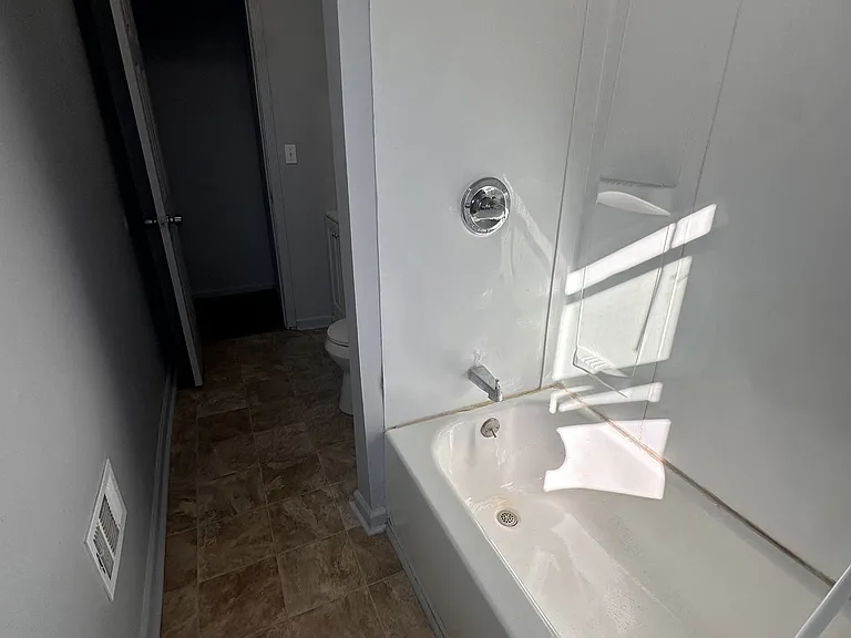 558 Holbrook Ave — Photo 11