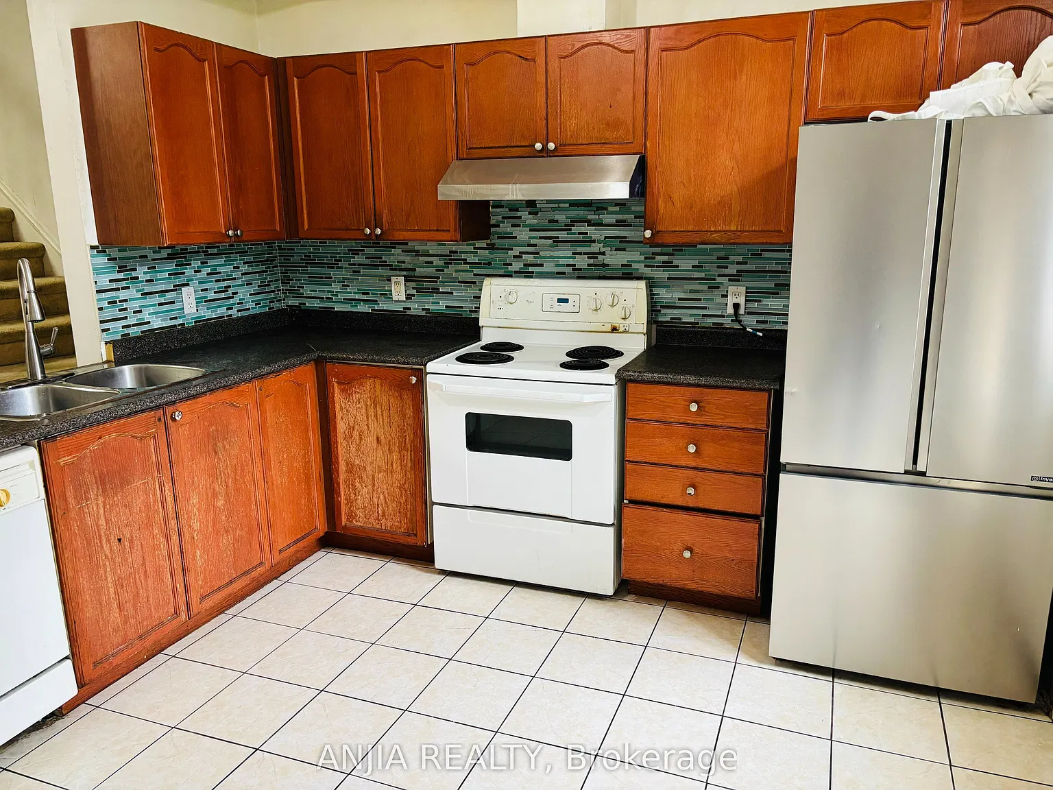 901 Kennedy Rd — Photo 2