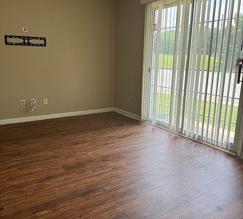 3rd image of 511 Mystic Dr APT A