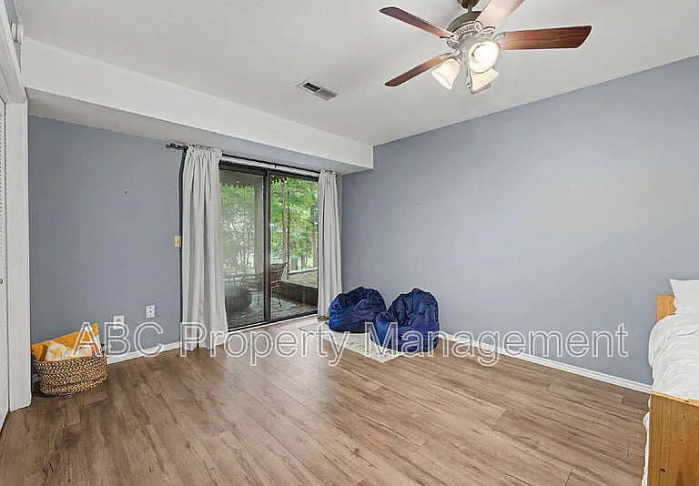 2 William Ln — Photo 14