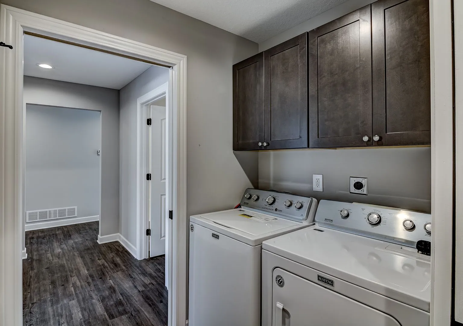 Convenient Location! 3 Bedroom Town Home — Photo 4