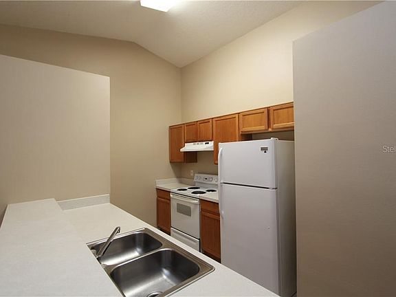 5th image of 604 Villa Ct