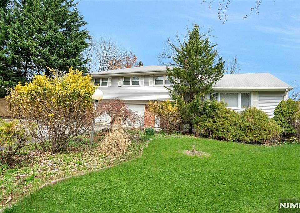 1st image of 9 Hemlock Dr