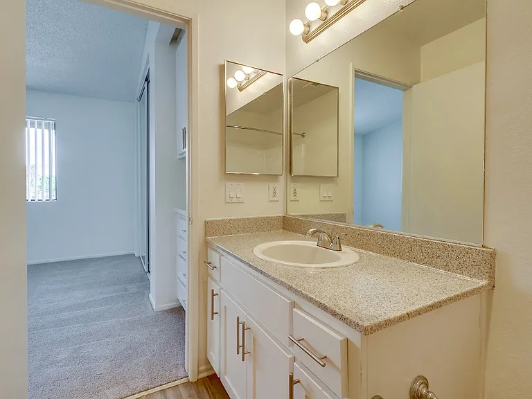 Harbor Cliff Apartments — Photo 20