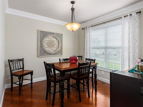 5th image of 715 Emerald Dr