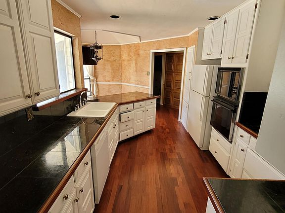 4th image of 3700 Bishop Hill Dr