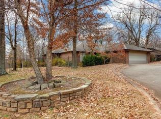 2401 N Sherwood Ln, Fayetteville, AR 72703