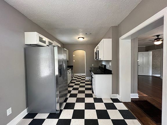 3rd image of 711 N McLean Blvd