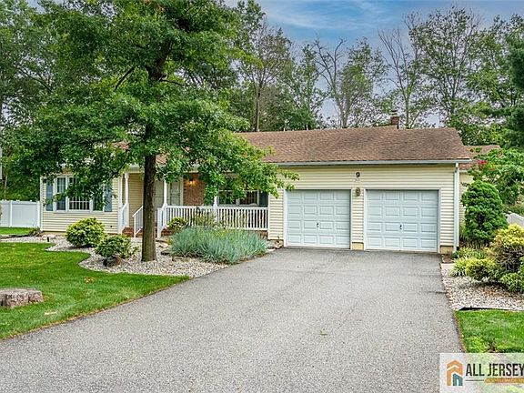 2nd image of 9 Boxwood Rd
