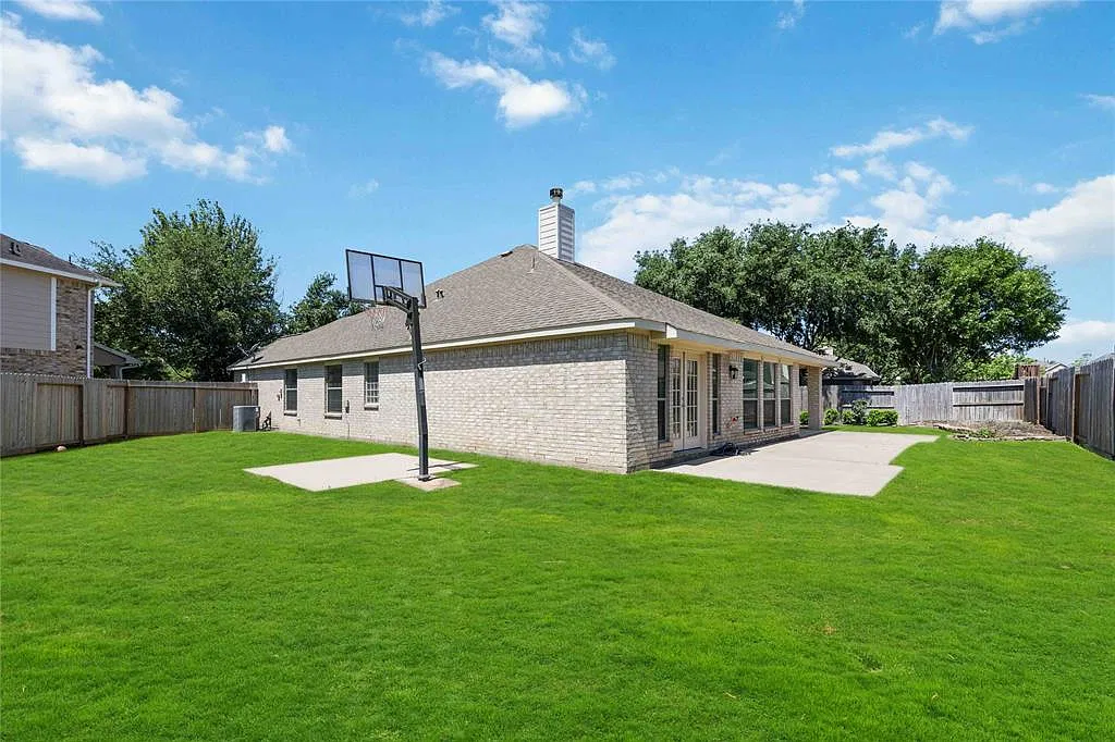 4 bed, 2347 sqft, $2,800 — Photo 2