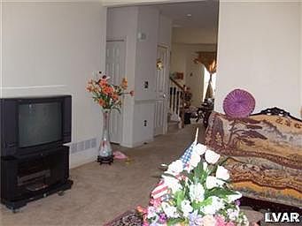 5th image of 121 Willow Dr