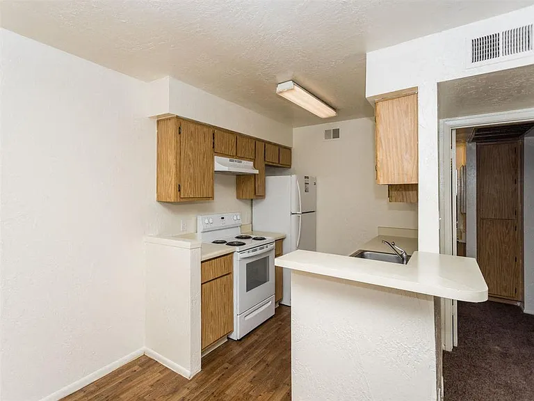 University Square Apartments — Photo 24