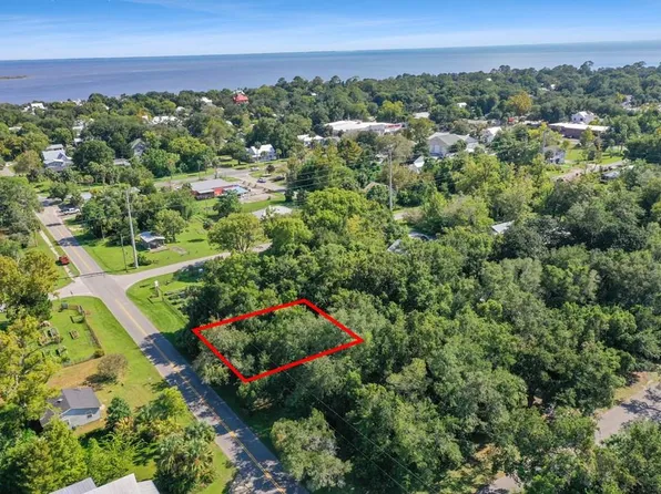 114 8th St, Apalachicola, FL 32320