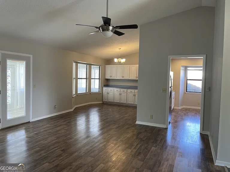 403 Fairfield Ct — Photo 4