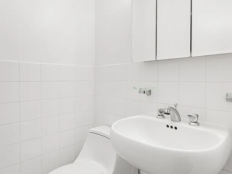 340 E 51st St #14B — Photo 11