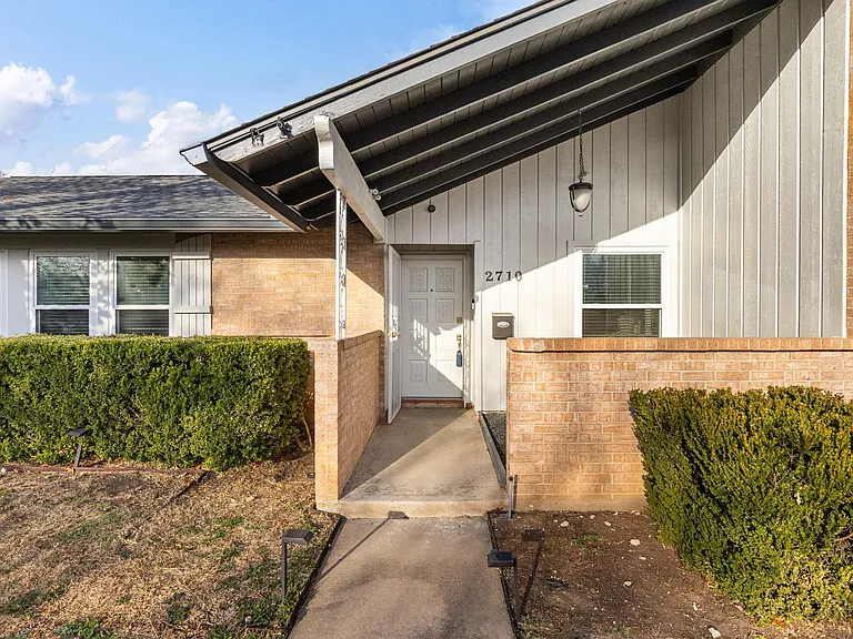 2710 Thrushwood Dr — Photo 4