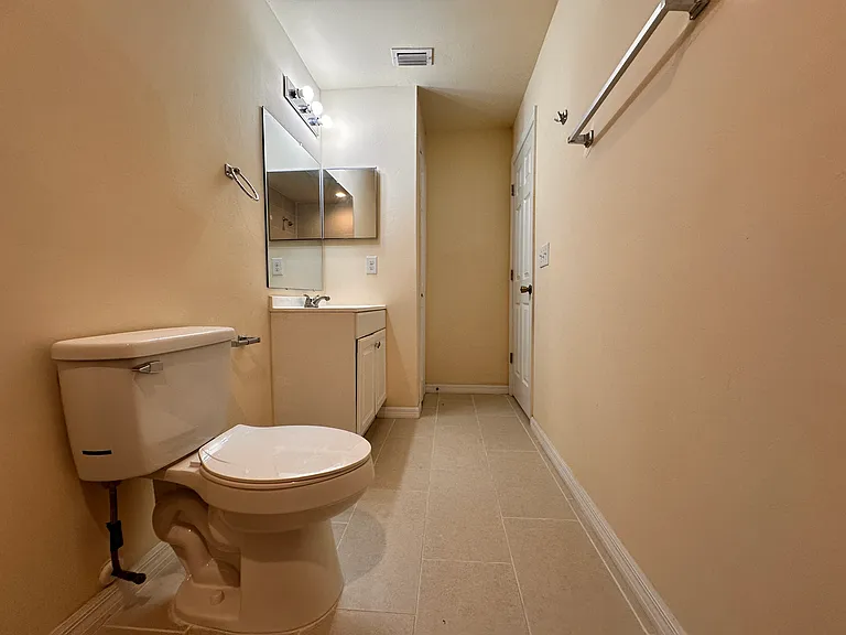 1136 SE 9th Ct — Photo 12