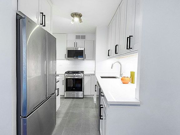 4th image of 330 3rd Ave APT 9A