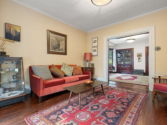 4th image of 8 Larchmont St